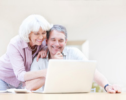 couple renting a timeshare on a laptop