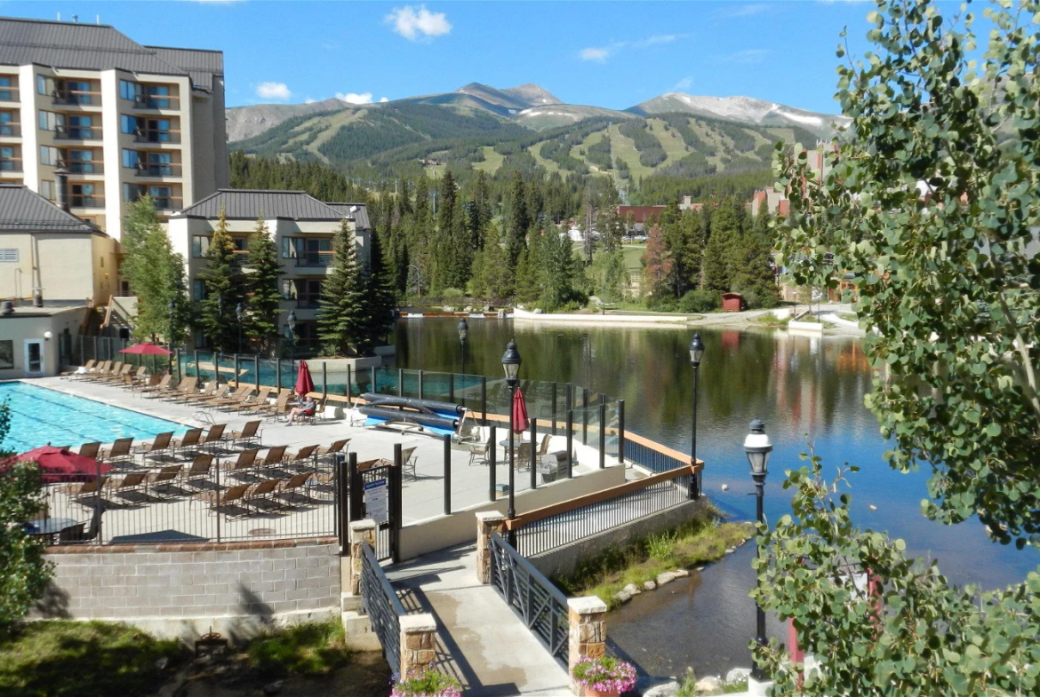 Marriott's Mountain Valley Lodge at Breckenridge Pool and Lake