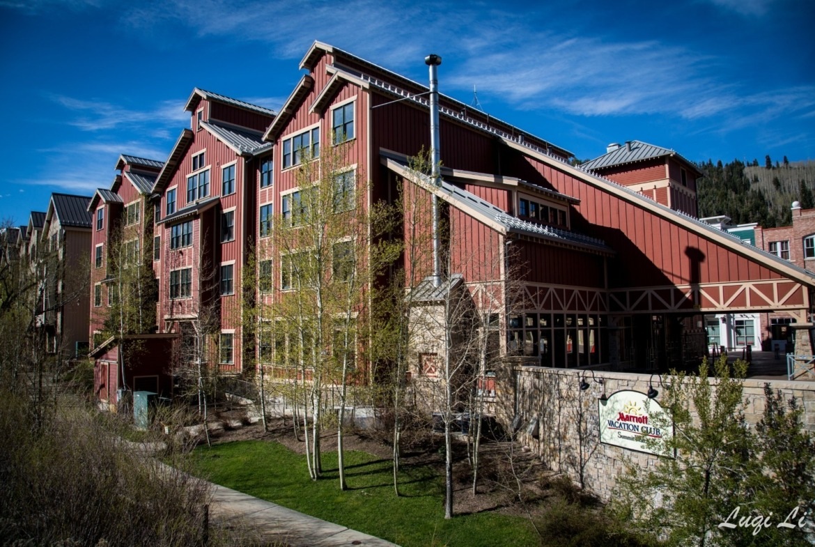 Summit Watch Exterior Feature