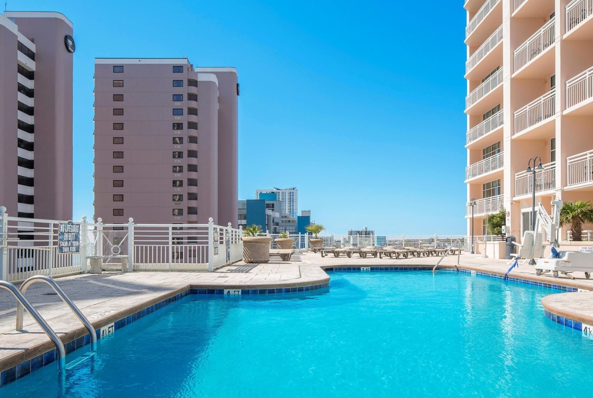 Carolina grande outdoor pool