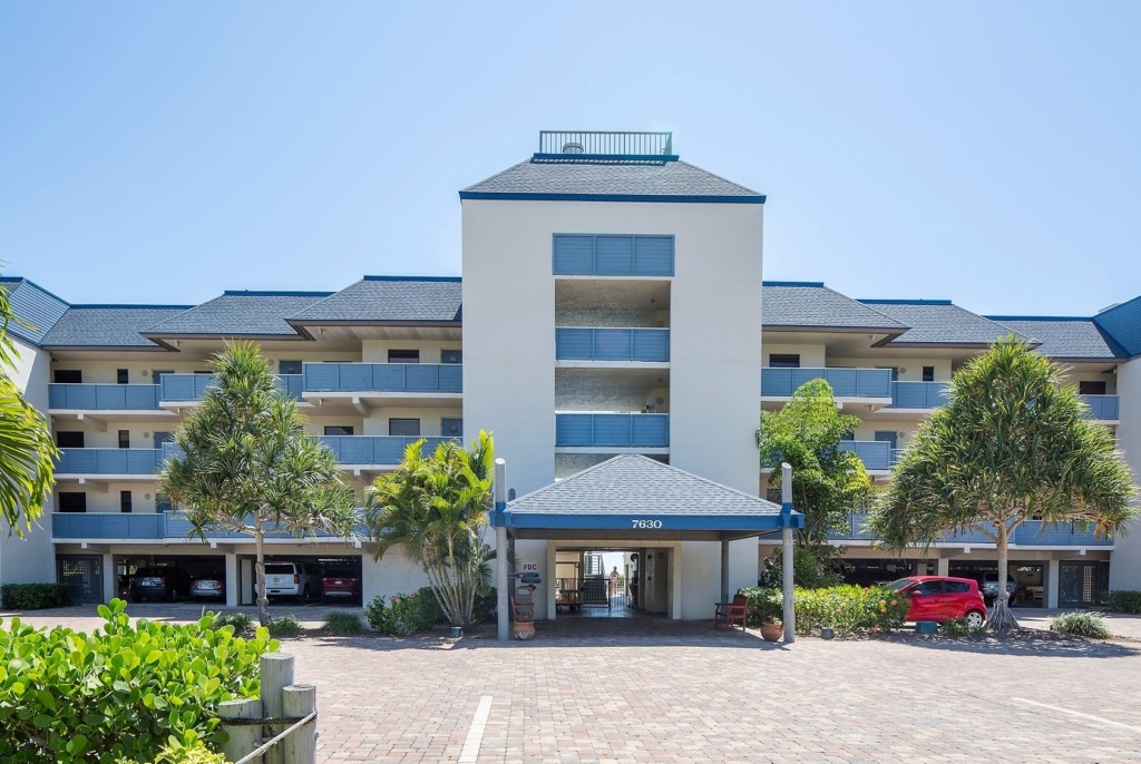 Mariners Boathouse And Beach Resort