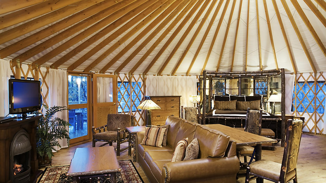 shenandoah crossing yurt living room