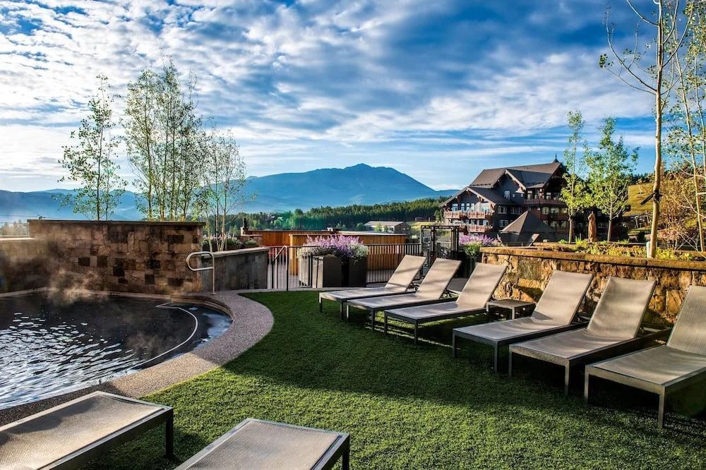 Grand Colorado on Peak 8 swimming pool and mountain view