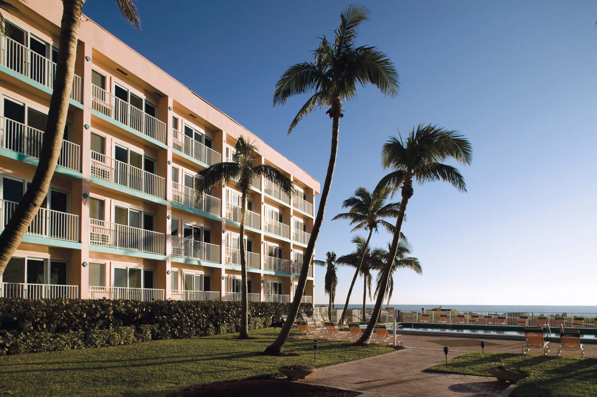 Wyndham Sea Gardens Beach Exterior