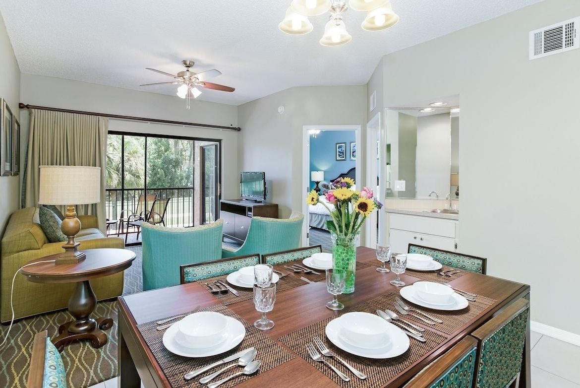 Alhambra Villas at Poinciana Dining Area