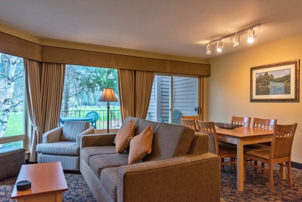 whispering woods resort living room