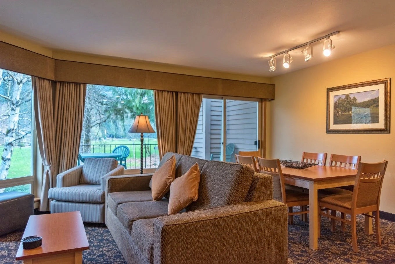 whispering woods resort living room
