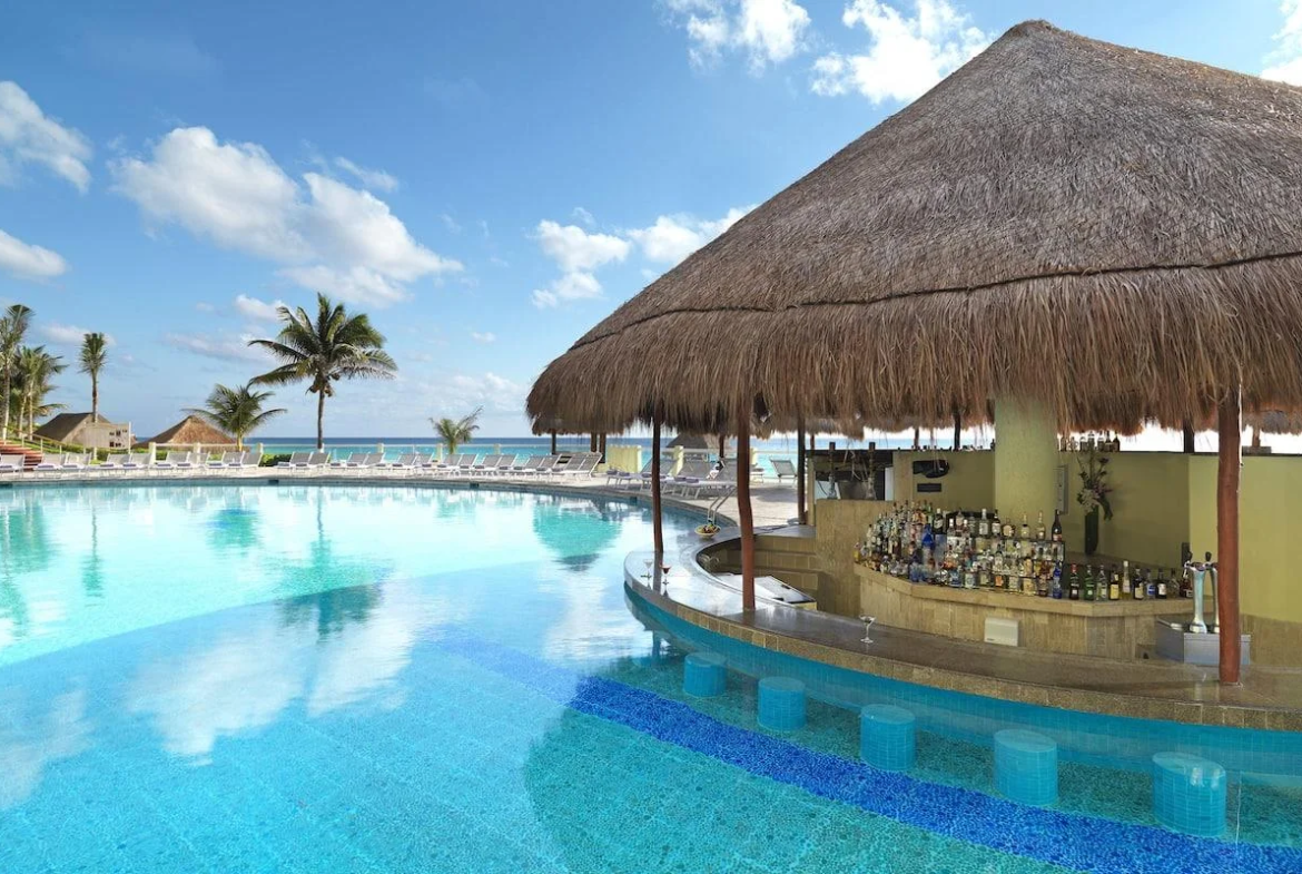 Swim-up bar