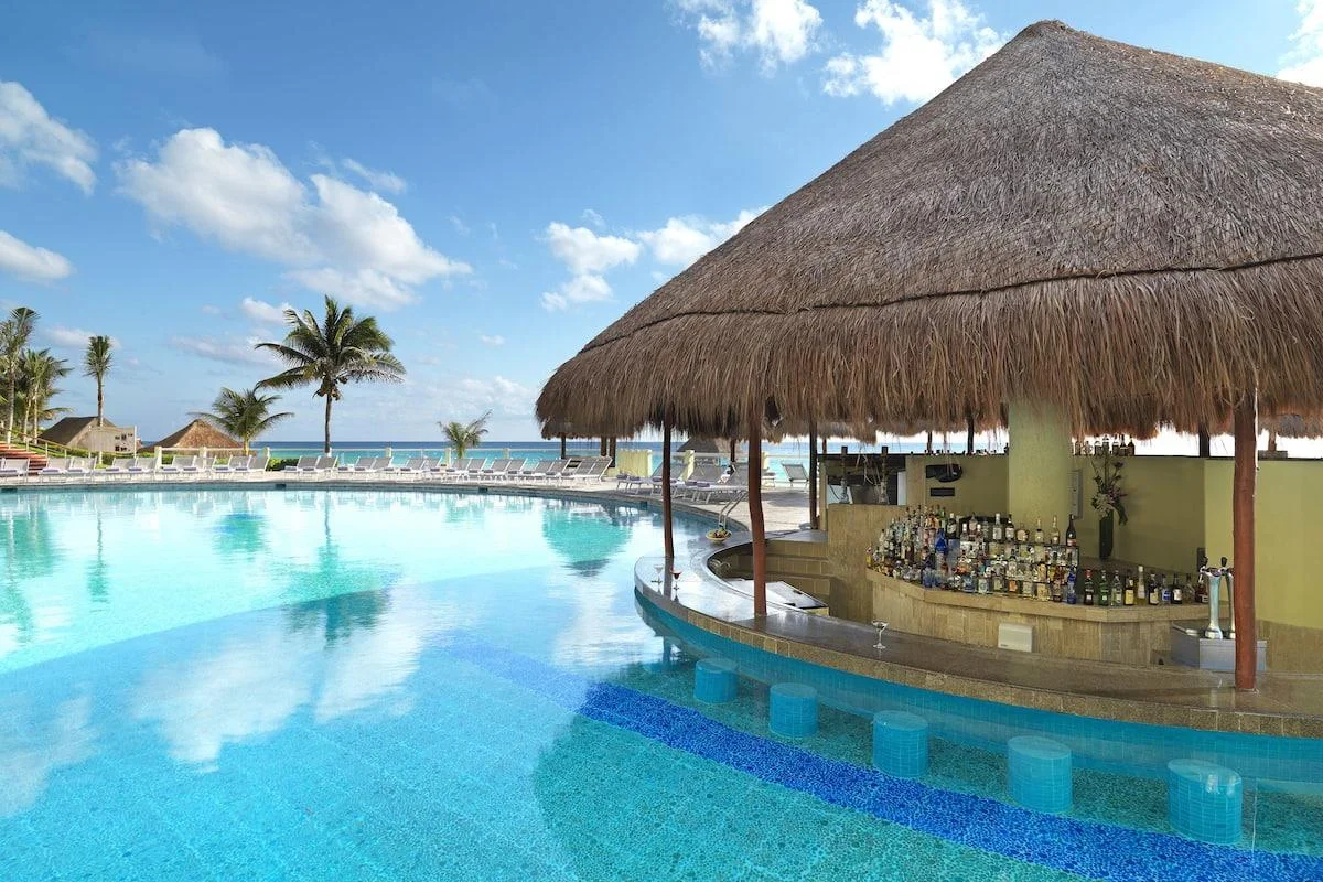 Swim-up bar