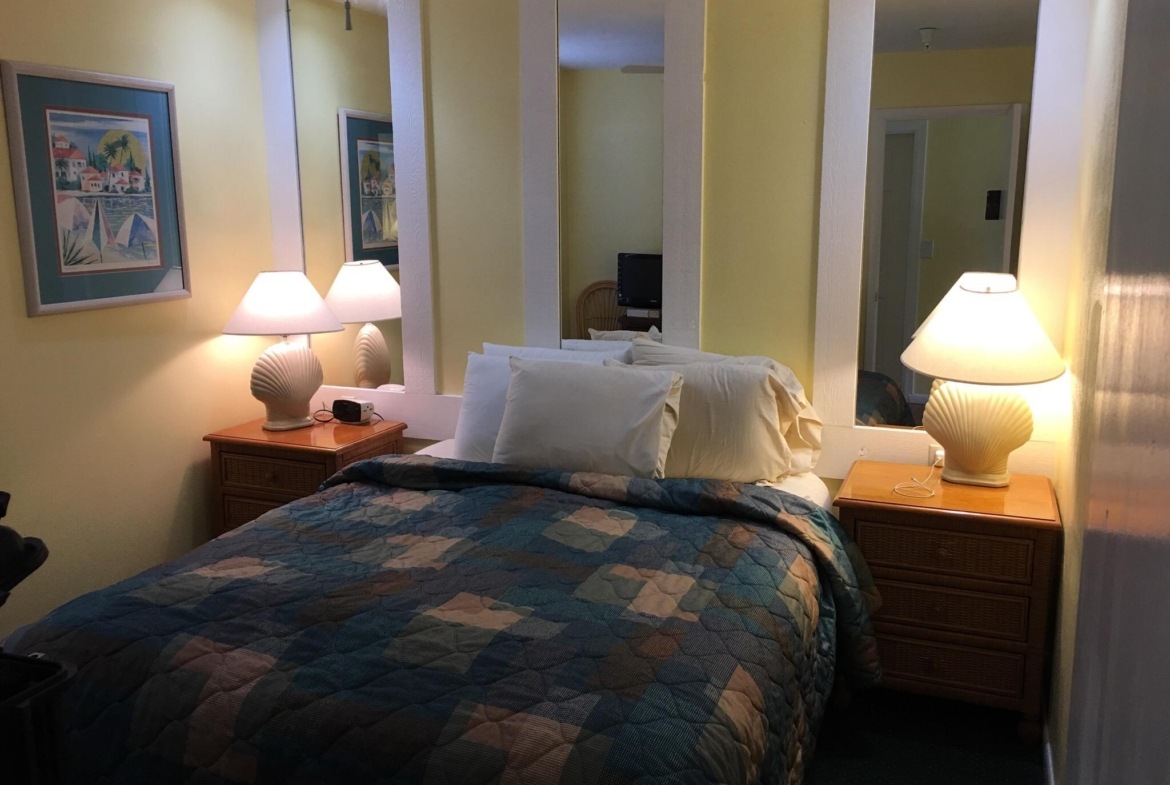 Bedroom with Bed