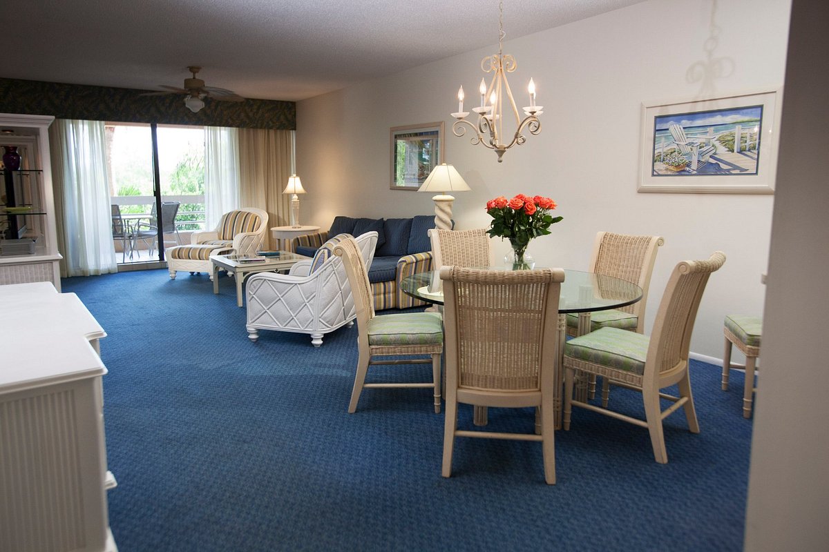 Longboat Bay Club Living and Dining Area