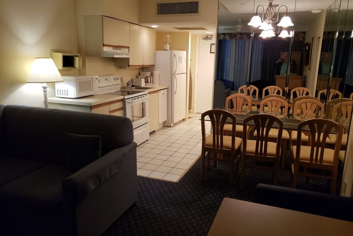 Yachtsman Resort kitchen & dining