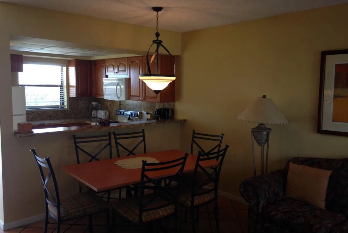 Surfsider Resort And Tennis Club Dining Area