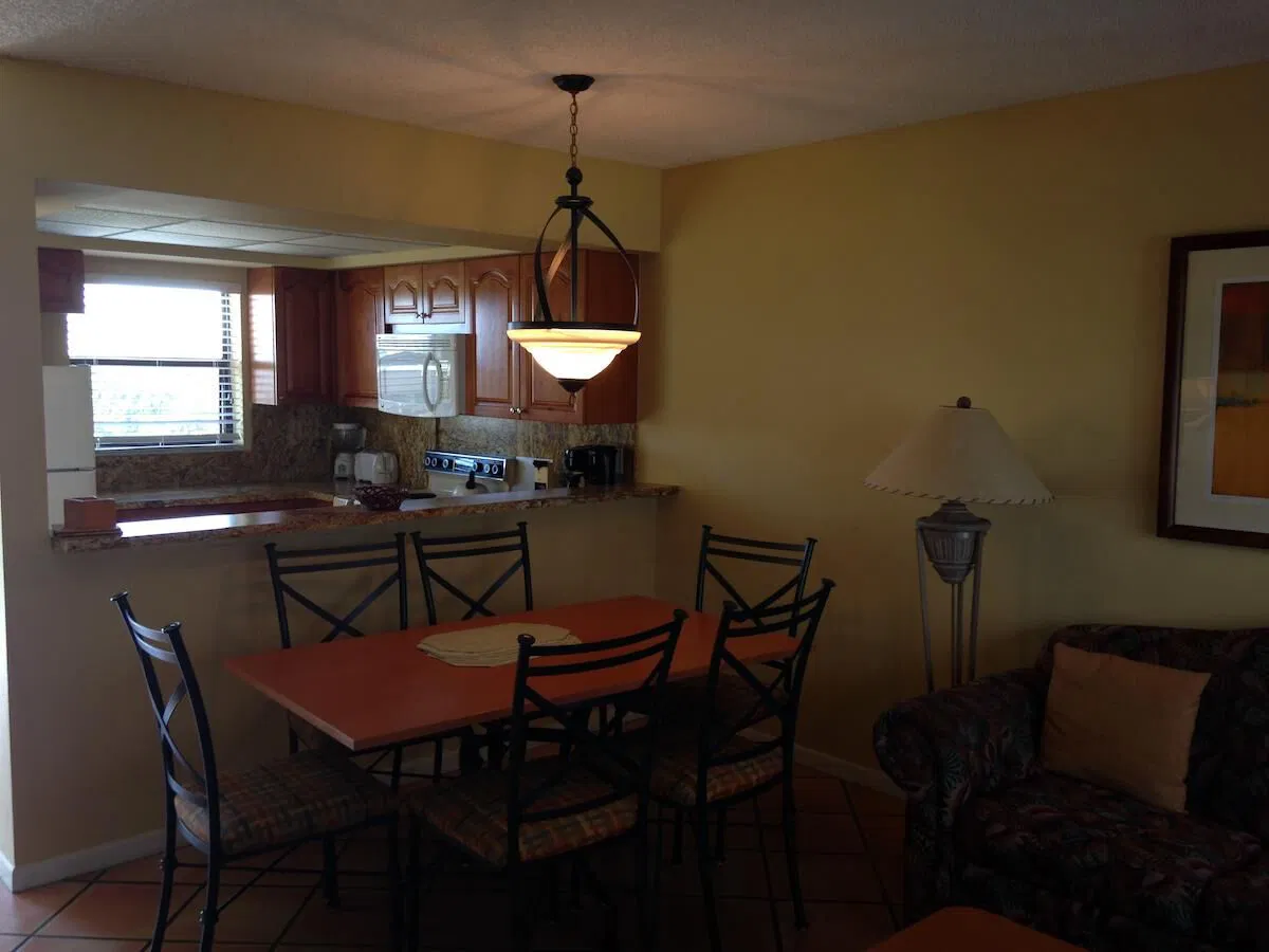 Surfsider Resort And Tennis Club Dining Area