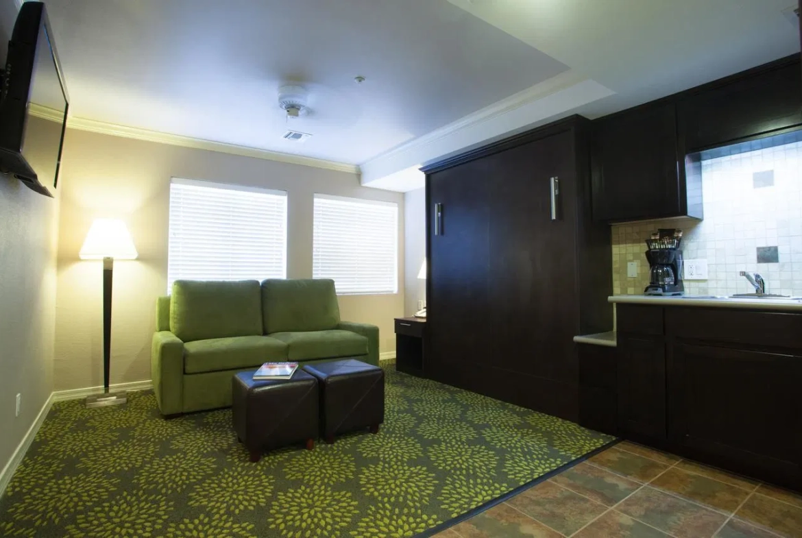 London Bridge Resort living room