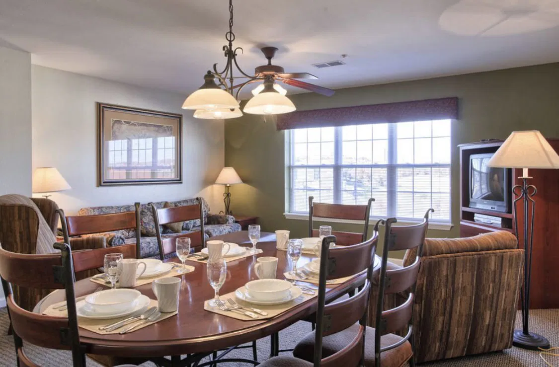 Surrey Grand Crowne Resort Dining Area