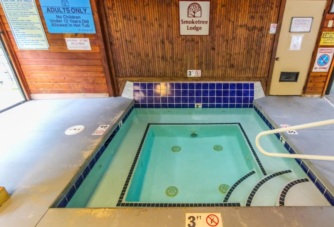 Smoketree Lodge Hot Tub