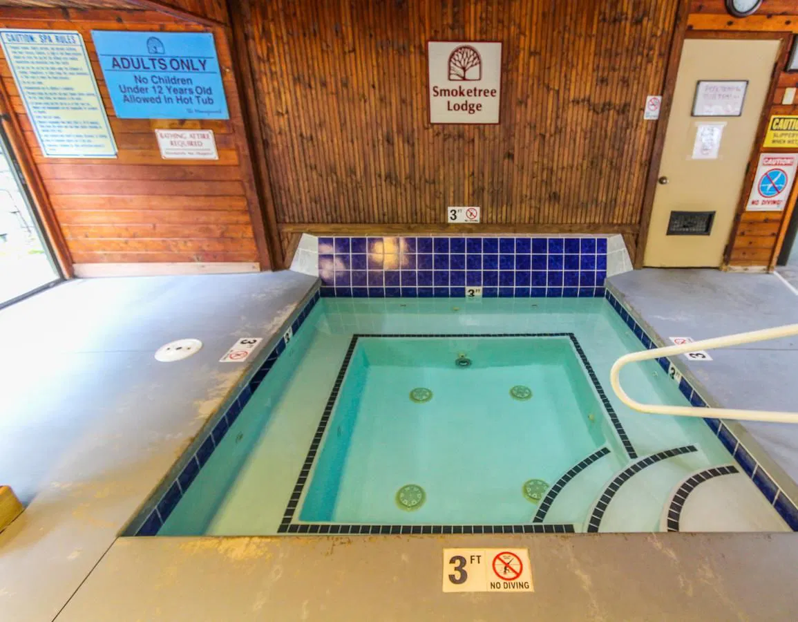 Smoketree Lodge Hot Tub
