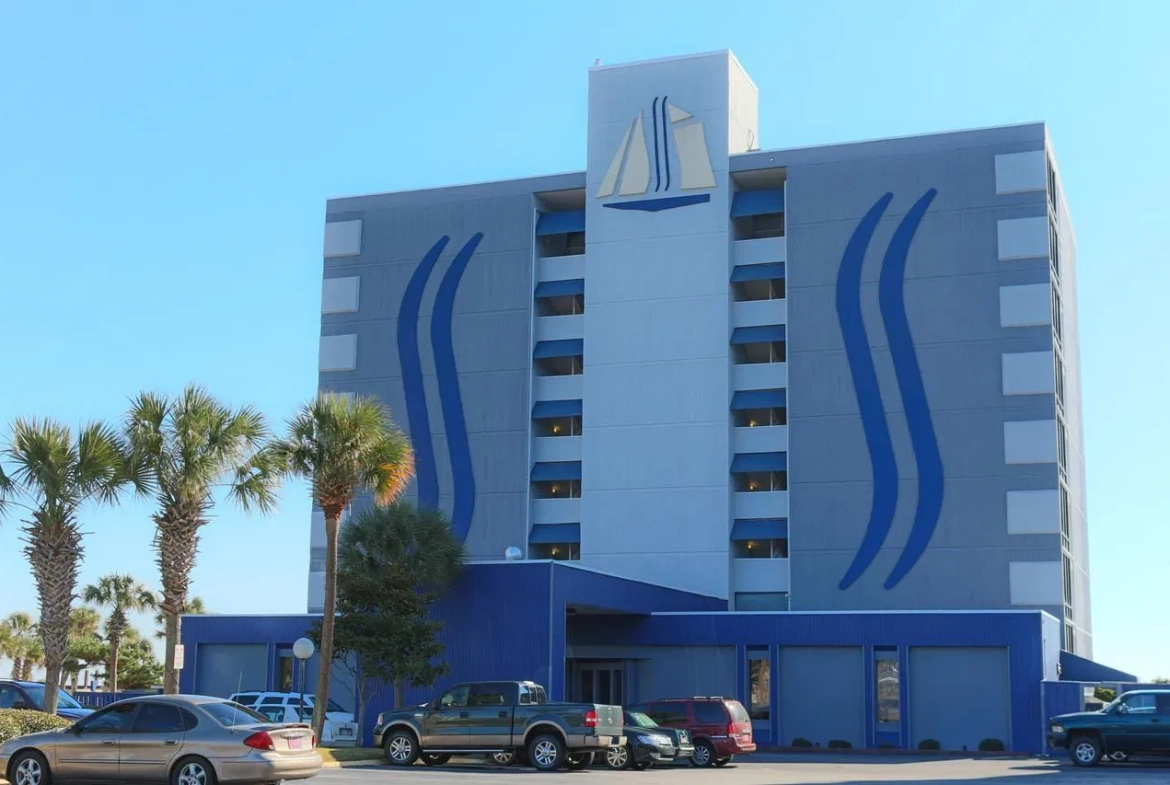 Schooner Beach And Racquet Club