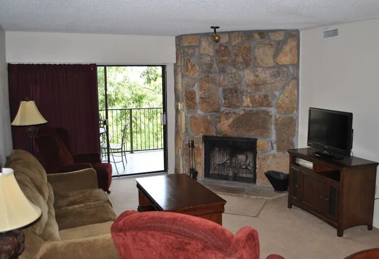 Laurel Point Resort living room