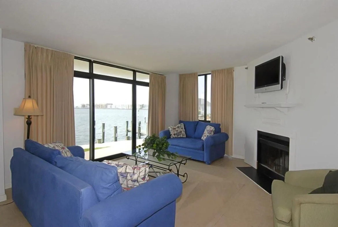 Pointe On The Bay Living Area 2