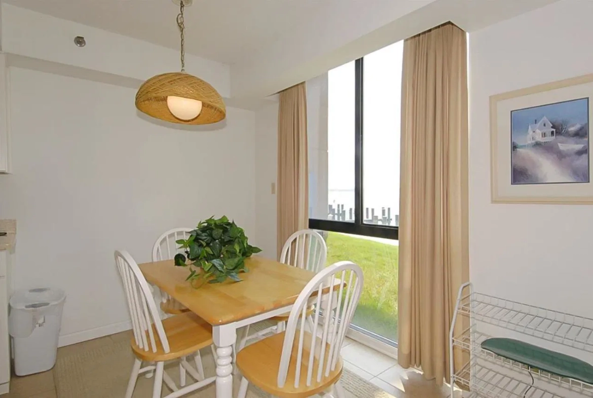 Pointe On The Bay Dining Area