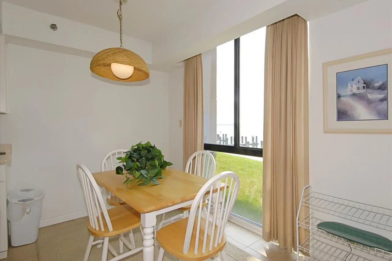 Pointe On The Bay Dining Area