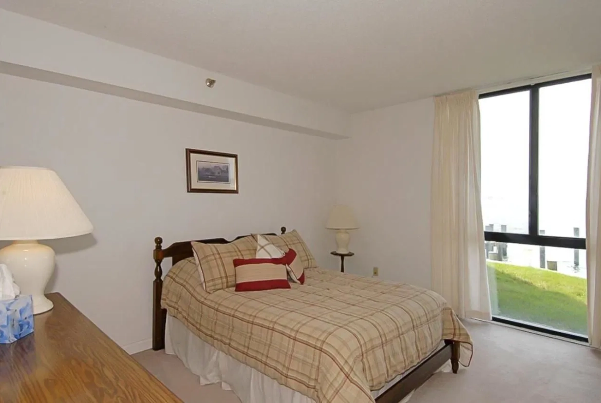 Pointe On The Bay Bedroom