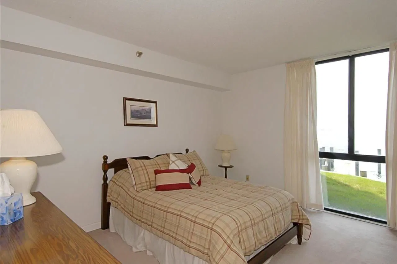 Pointe On The Bay Bedroom