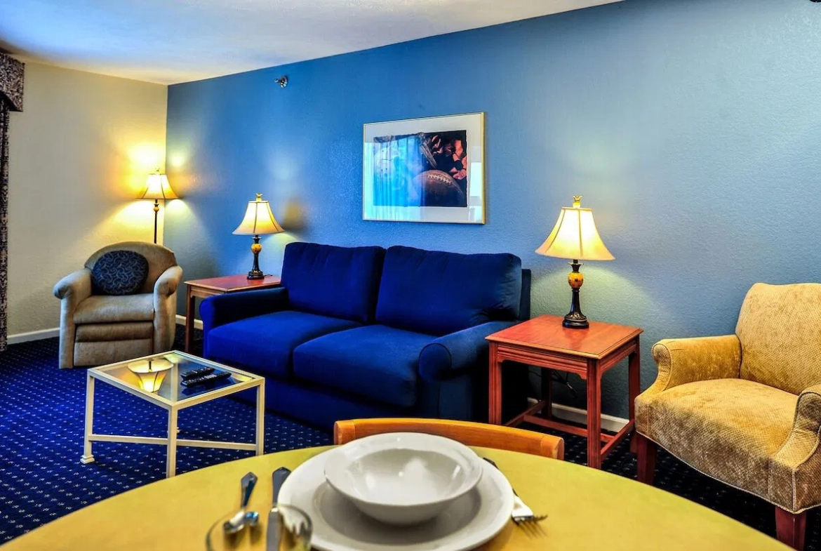 Varsity Clubs Of America- South Bend Living and Dining Area
