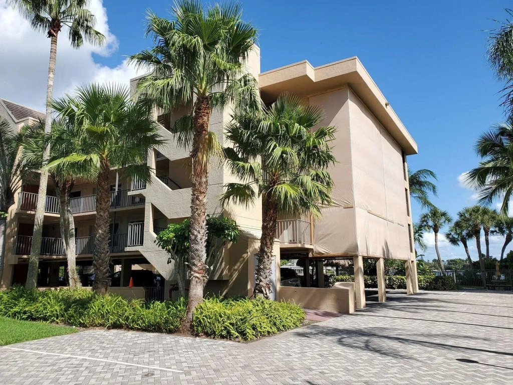 Vanderbilt Beach And Harbour Club