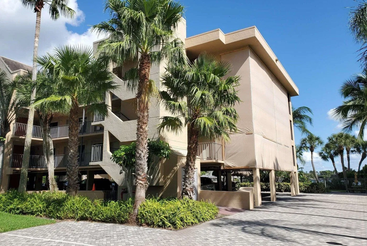 Vanderbilt Beach And Harbour Club