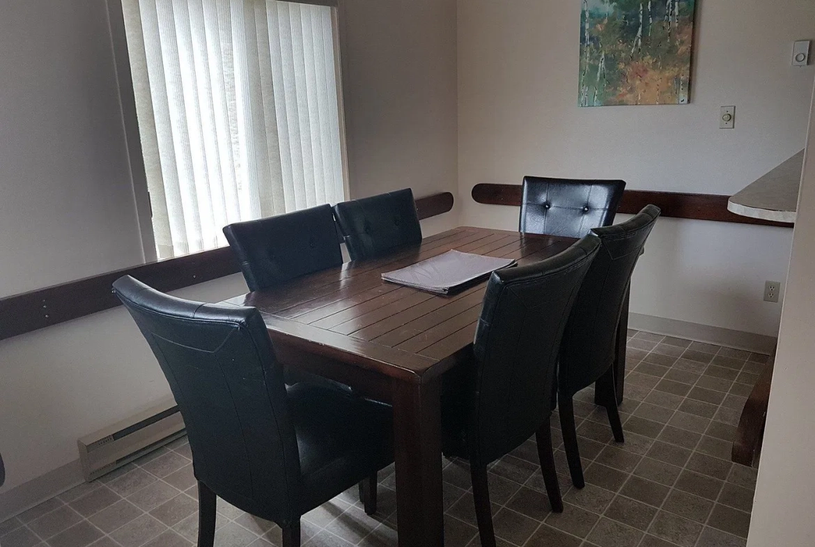 St Ives Resort On Shuswap Dining Area