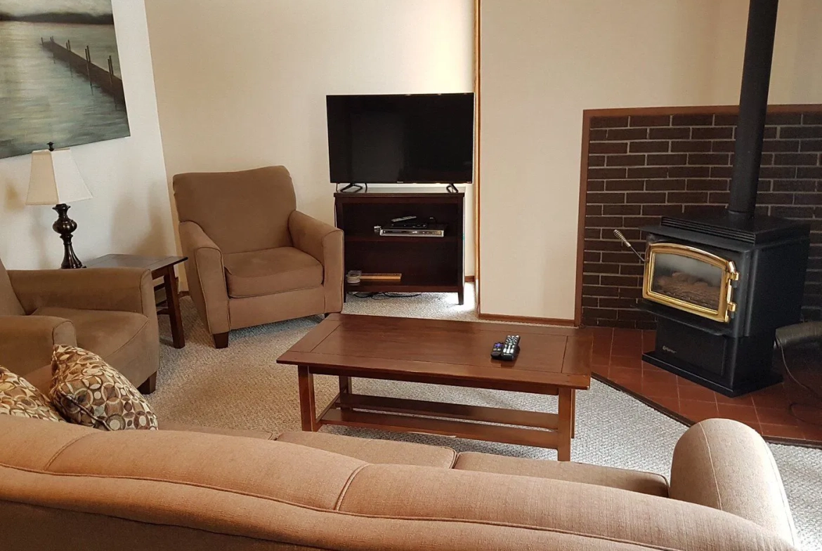 St Ives Resort On Shuswap Living Area