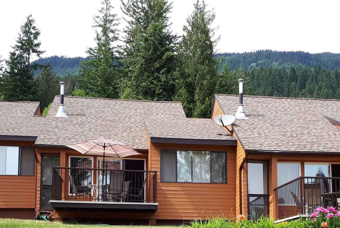 St Ives Resort On Shuswap Exterior