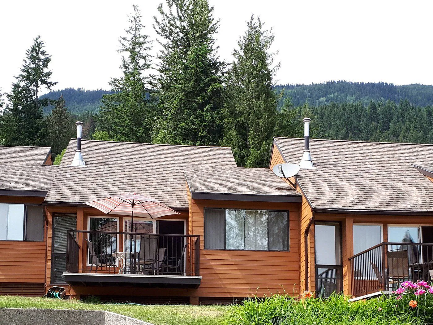 St Ives Resort On Shuswap Exterior