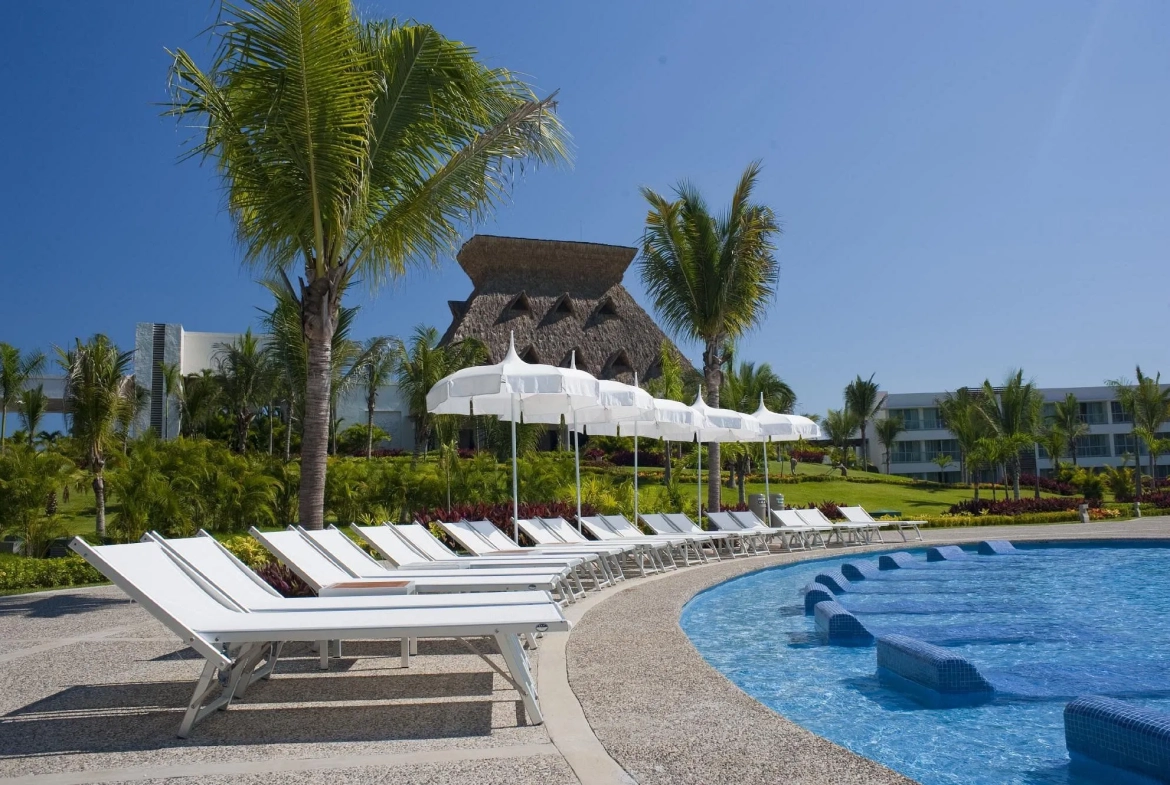 pool lounge