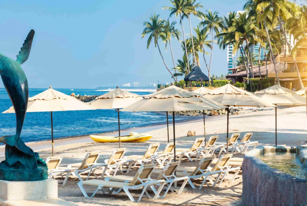 Las Palmas Beach Club beach