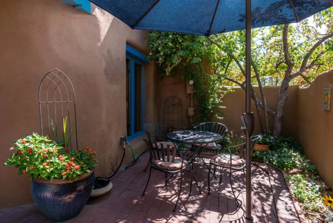 Las Brisas De Santa Fe courtyard