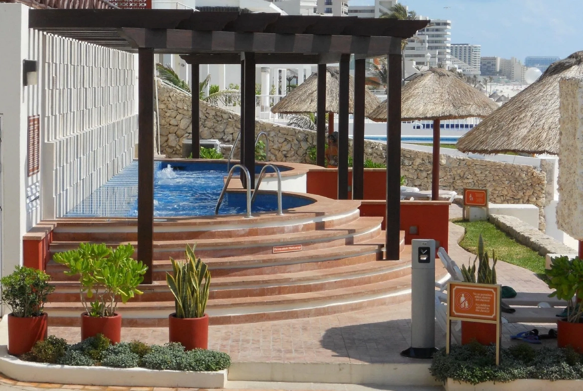 Royal Solaris Cancun Hot Tub