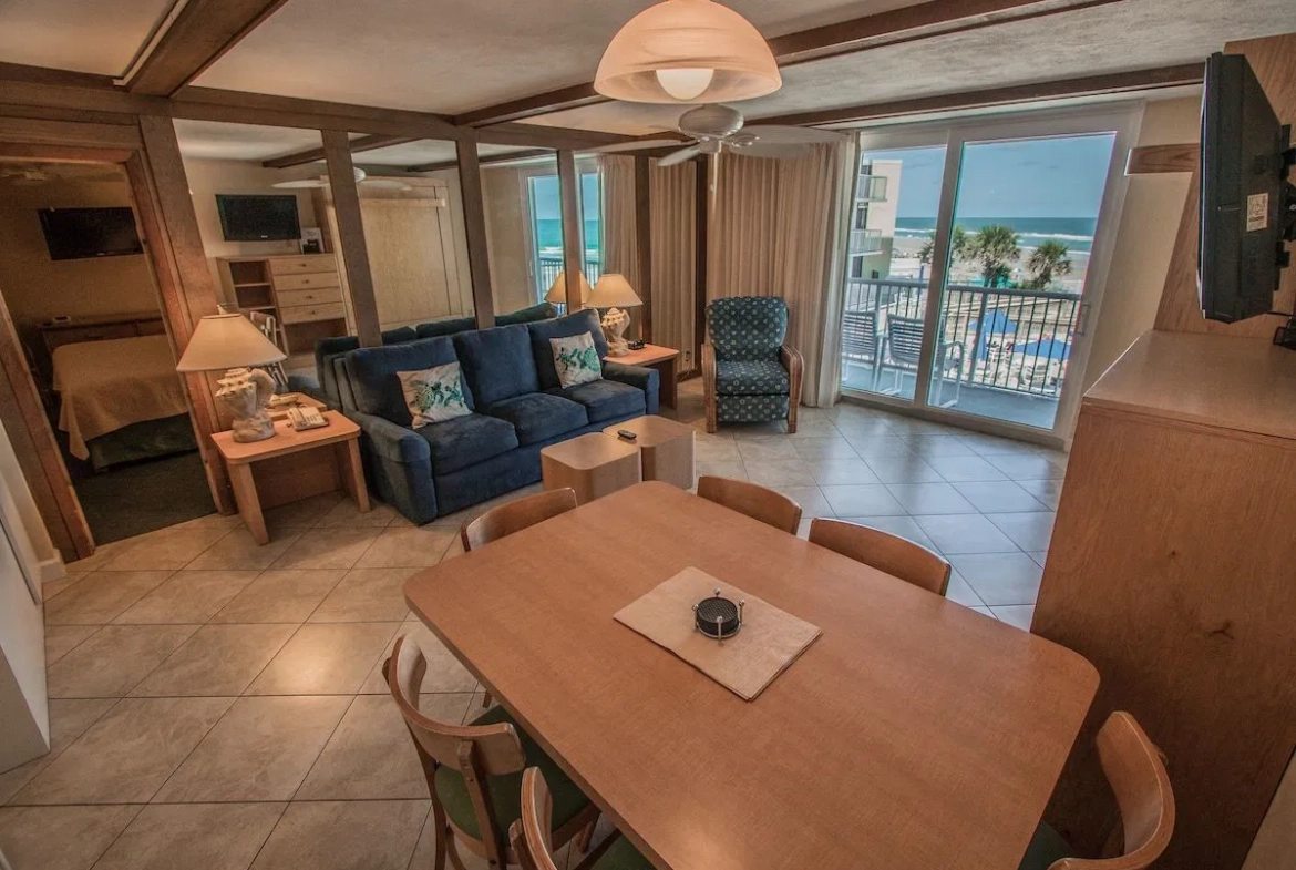 Sea Club IV Dining Area