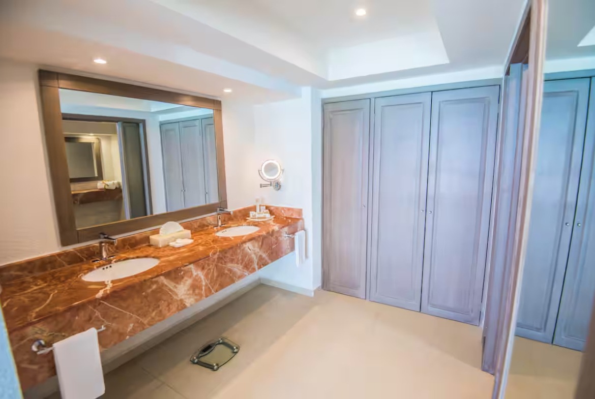 Wyndham Alltra Cancun - All-Inclusive Resort bathroom