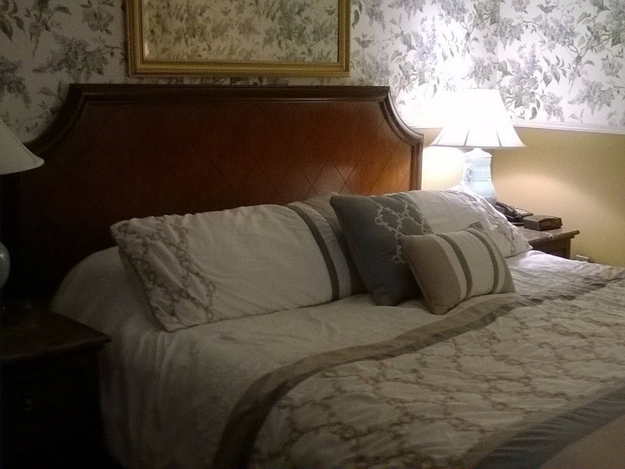 Americas Cup Inn bed
