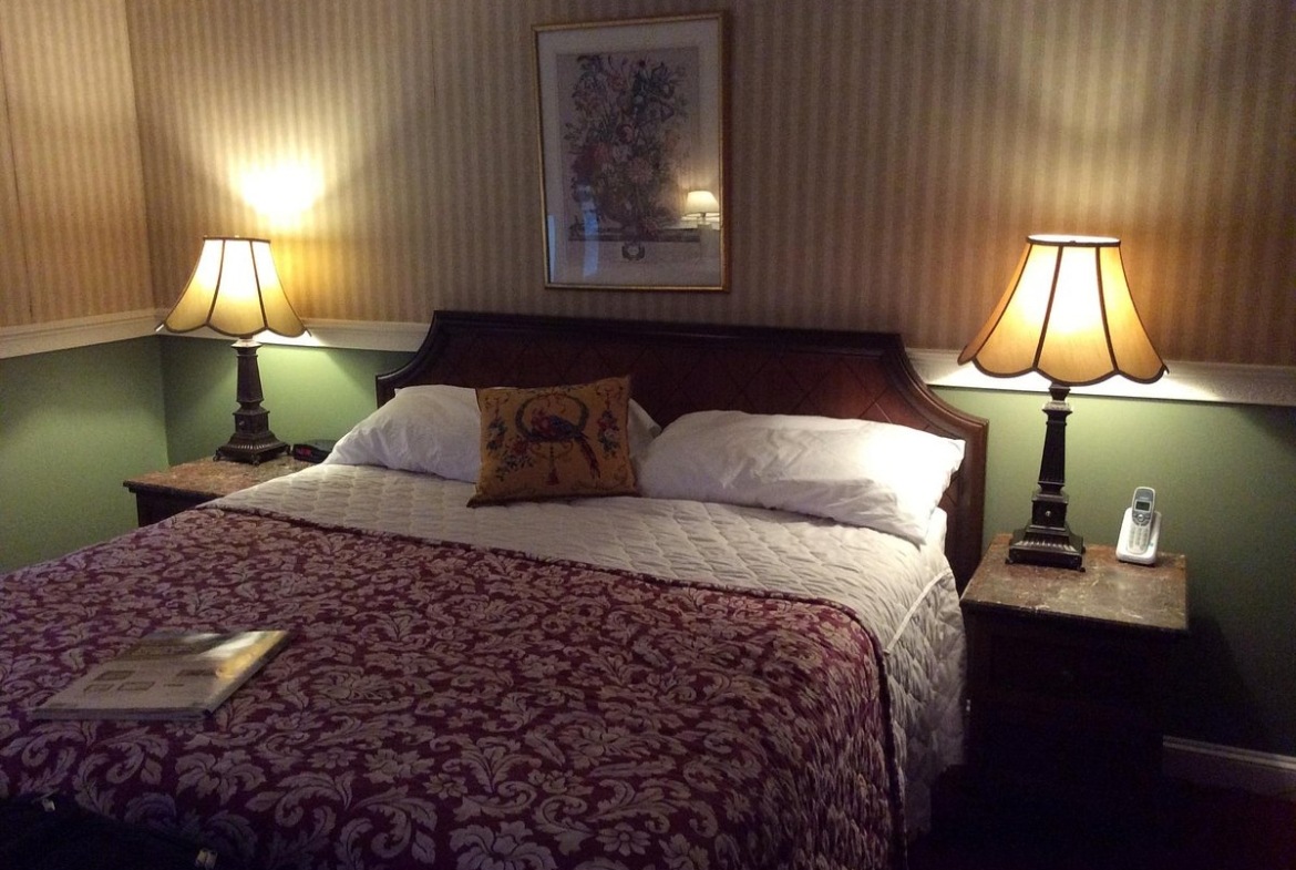 Americas Cup Inn bedroom