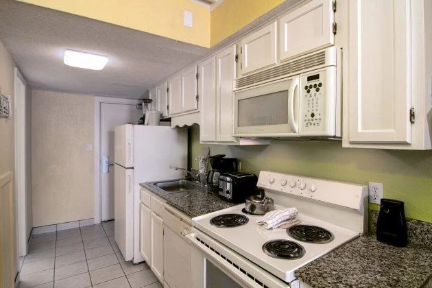 Beach House Golf And Racquet Club kitchen
