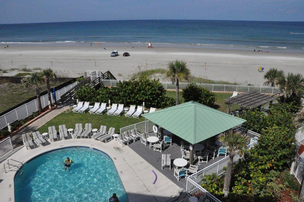 resort pool
