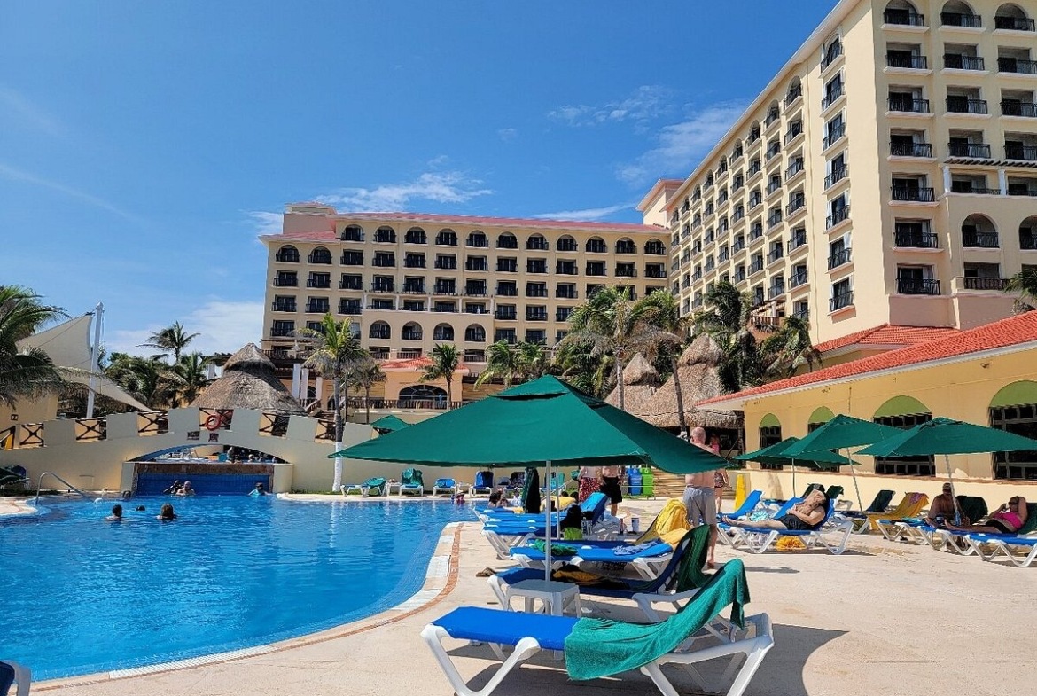Gr Solaris Cancun pool