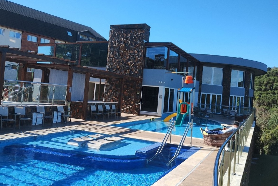 Golden Gramado Laghetto pool 2