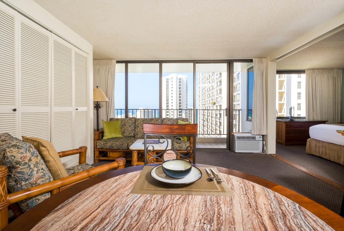 Hawaiian Sun Holidays at The Waikiki Banyan living room