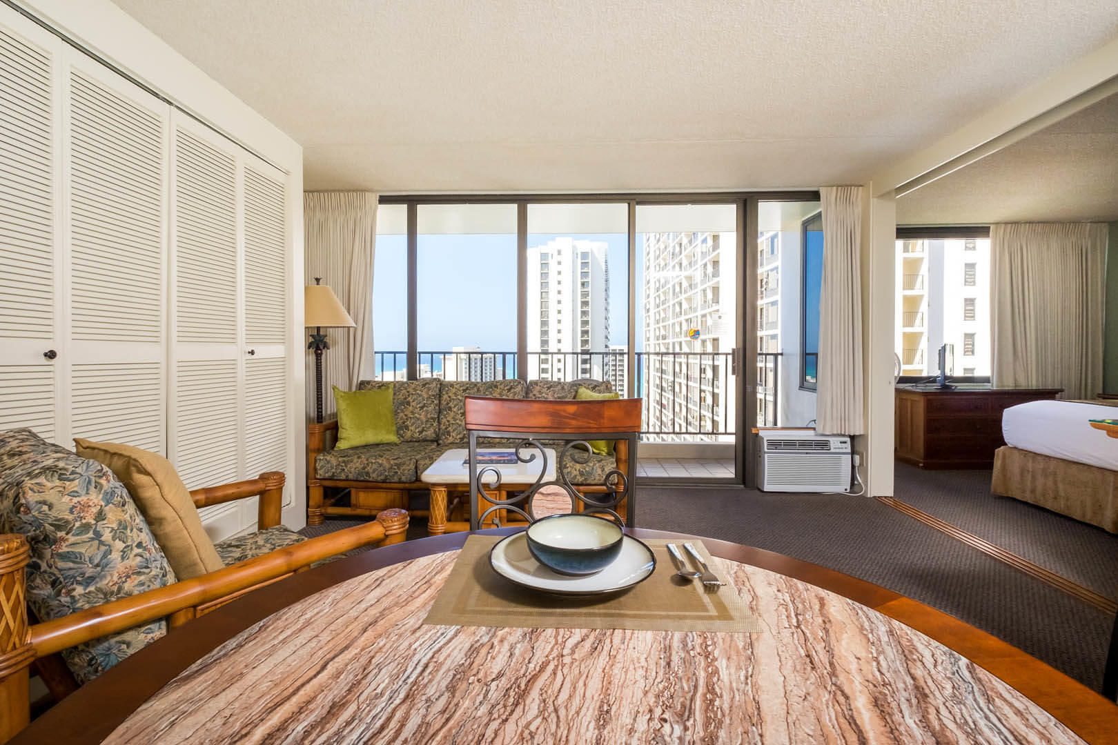 Hawaiian Sun Holidays at The Waikiki Banyan living room